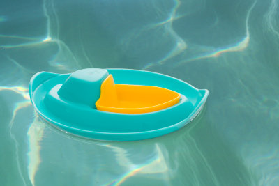 Лодочка для ванны и пляжа Quut Sloopi Лодочка для ванны и пляжа Quut Sloopi — замечательная игрушка, которая найдёт применение как в ванной комнате, так и на морском пляже!