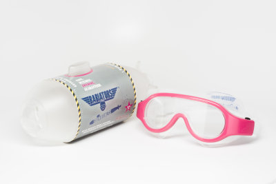Очки для плавания Babiators «Поп-звезда» Очки для плавания Babiators «Поп-звезда» —​ стильные детские очки с суперским чехлом в виде подводной лодки! 